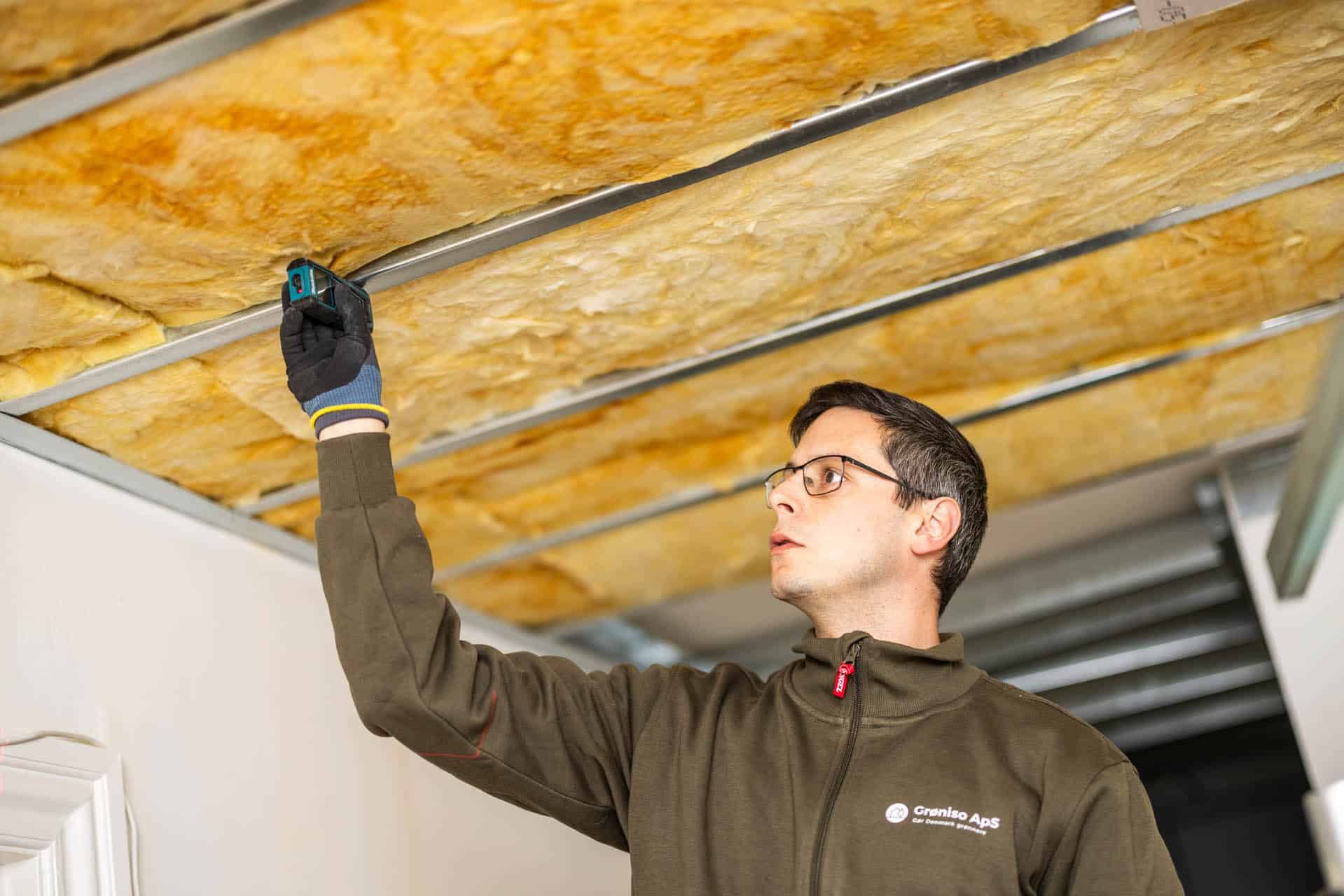 Hos Grøniso tilbyder vi professionelle services inden for isolering af loft, efterisolering og lydisolerende loft
